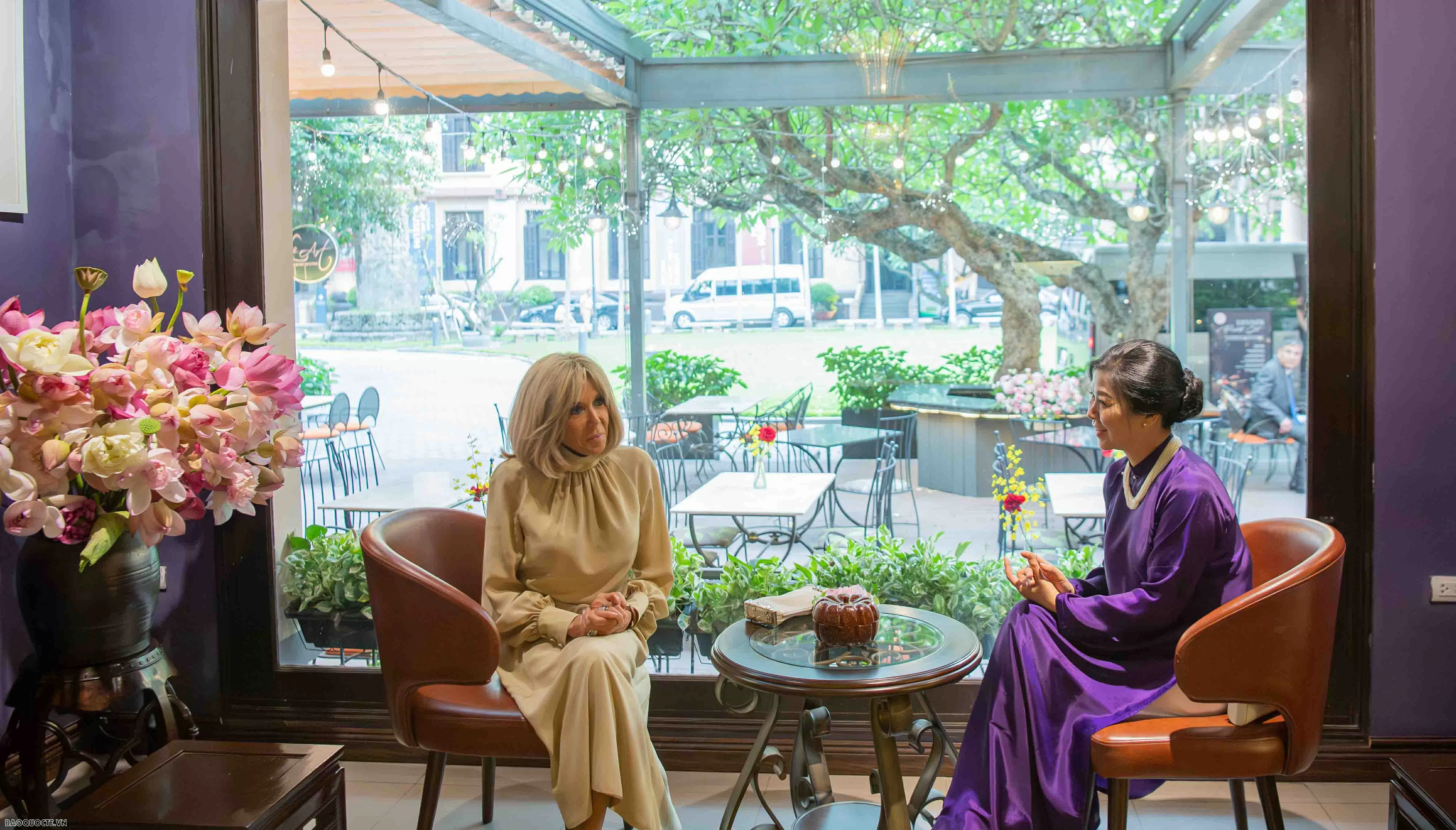 Phu nhân Tổng Bí thư và Phu nhân Tổng thống Pháp chiêm ngưỡng Bảo vật quốc gia Việt Nam