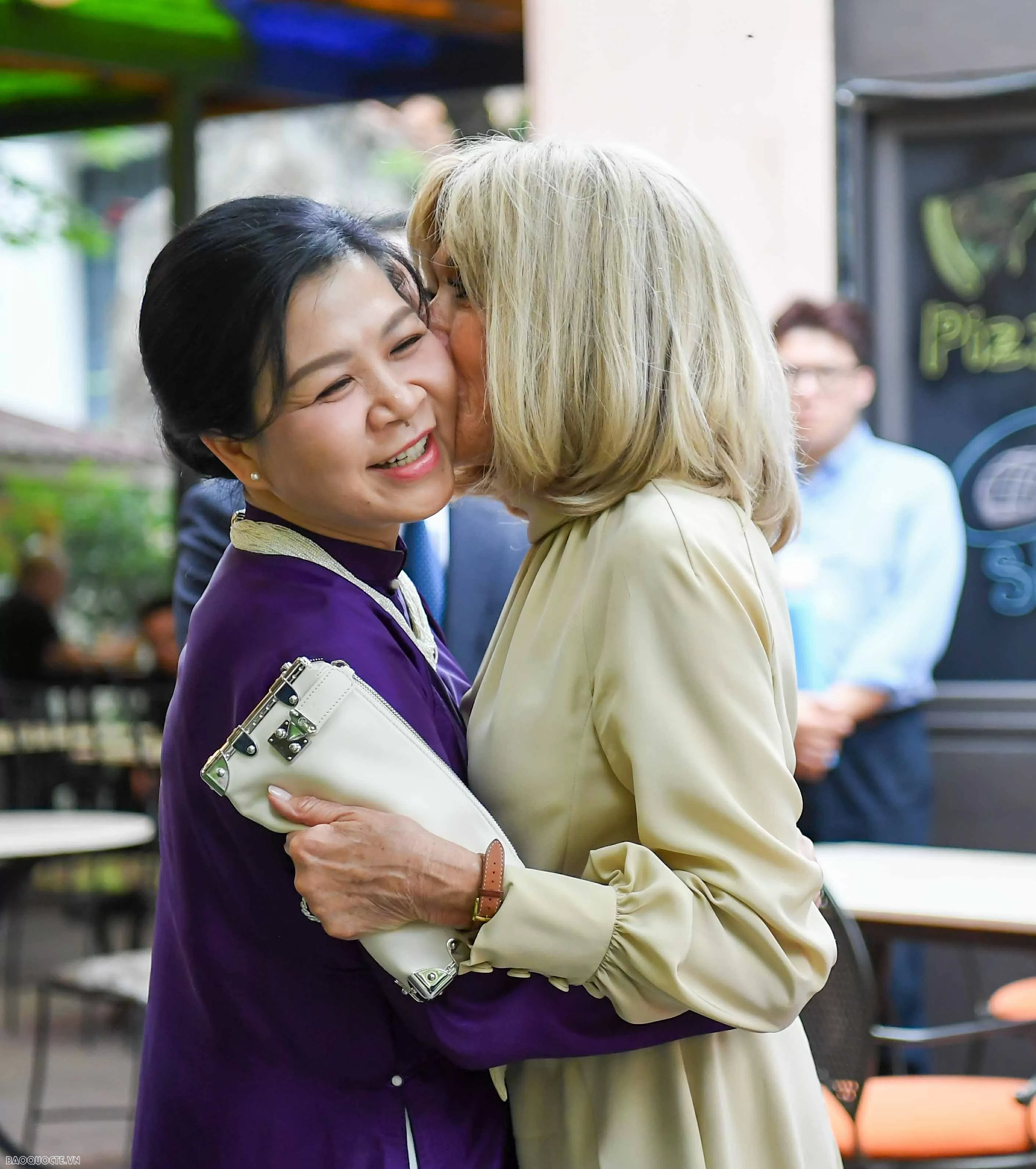 Phu nhân Tổng Bí thư và Phu nhân Tổng thống Pháp chiêm ngưỡng Bảo vật quốc gia Việt Nam