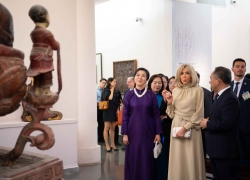 Phu nhân Tổng Bí thư và Phu nhân Tổng thống Pháp chiêm ngưỡng Bảo vật quốc gia Việt Nam