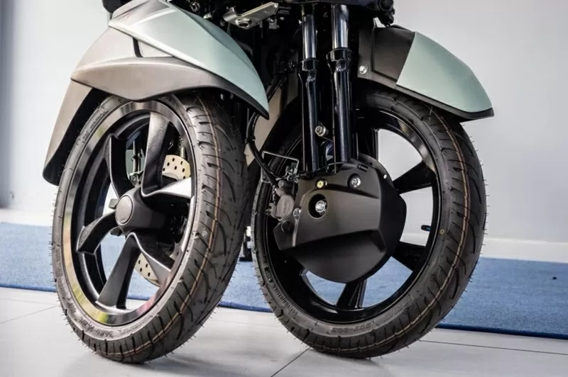 Yamaha Tricity 155 có khả năng nghiêng linh hoạt theo người lái khi vào cua Yamaha Tricity 155 có khả năng nghiêng linh hoạt theo người lái khi vào cua