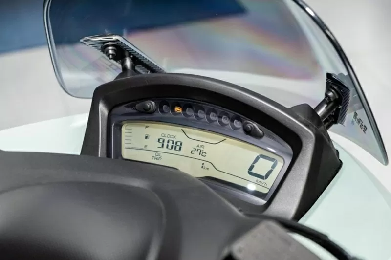 Đồng hồ điện tử hiện đại trên Yamaha Tricity 155