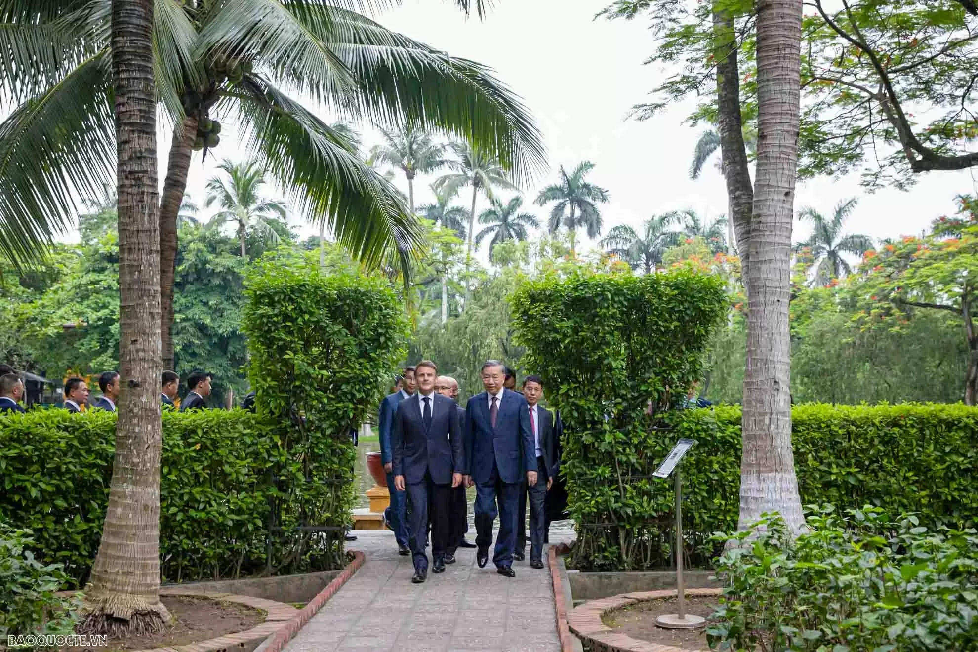 Tổng Bí thư Tô Lâm và Tổng thống Emmanuel Macron trồng cây mộc tại Khu Di tích Chủ tịch Hồ Chí Minh