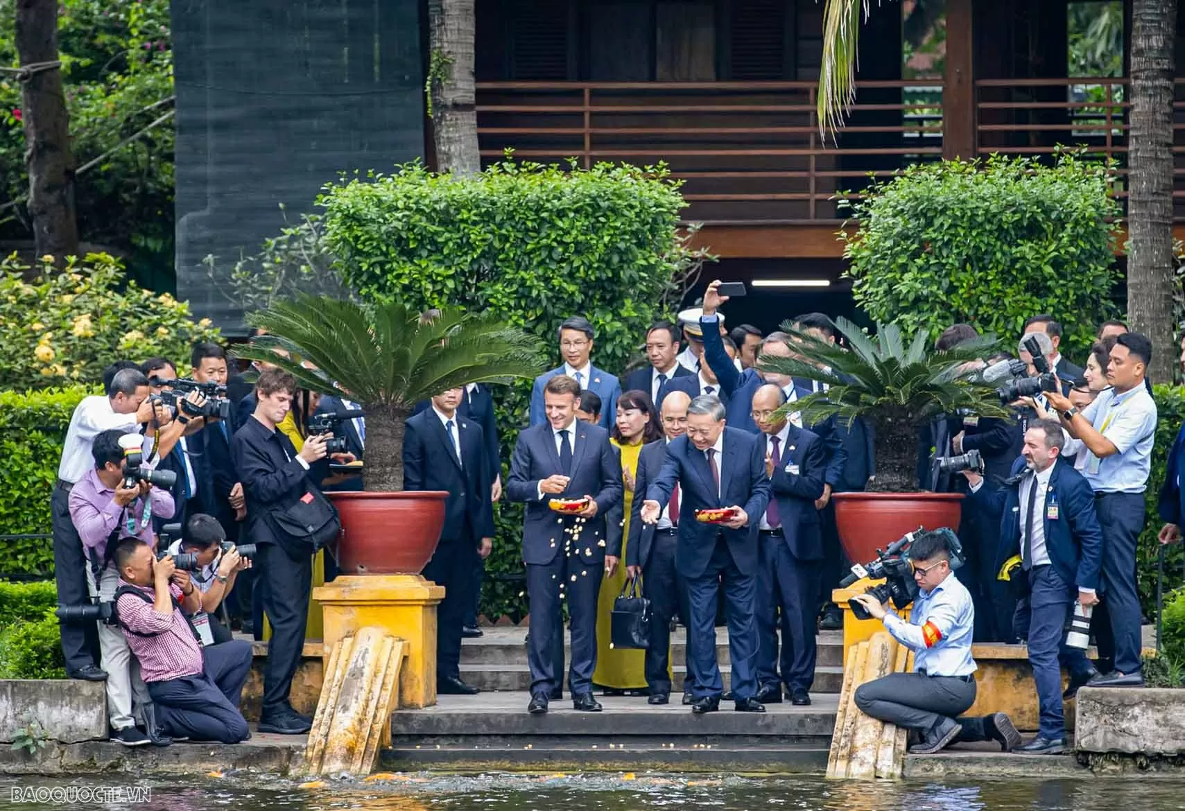 Tổng Bí thư Tô Lâm và Tổng thống Emmanuel Macron trồng cây mộc tại Khu Di tích Chủ tịch Hồ Chí Minh