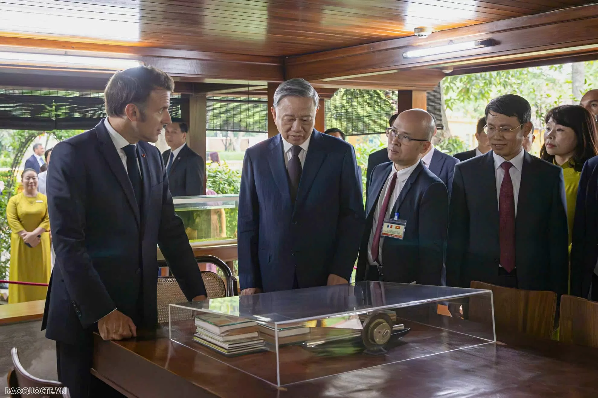 Tổng Bí thư Tô Lâm và Tổng thống Emmanuel Macron trồng cây mộc tại Khu Di tích Chủ tịch Hồ Chí Minh