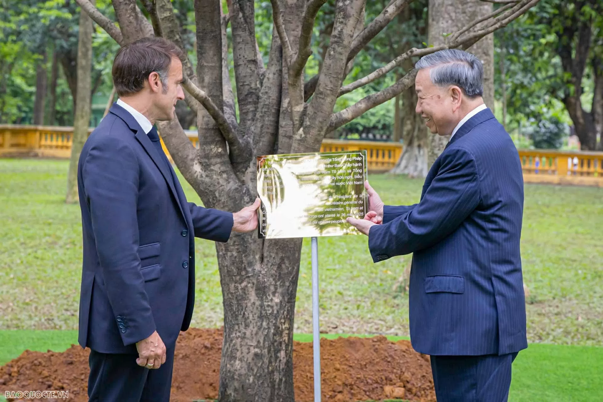 Tổng Bí thư Tô Lâm và Tổng thống Emmanuel Macron trồng cây mộc tại Khu Di tích Chủ tịch Hồ Chí Minh