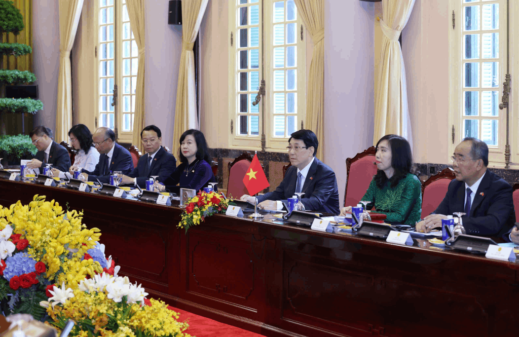 Chủ tịch nước Lương Cường đề nghị hai nước tiếp tục phát huy những lợi thế tương đồng nhằm cùng nhau ứng phó với các thách thức toàn cầu và xử lý hài hòa các vấn đề mới nổi của khu vực và thế giới. Chủ tịch nước Lương Cường đề nghị hai nước tiếp tục phát huy những lợi thế tương đồng nhằm cùng nhau ứng phó với các thách thức toàn cầu và xử lý hài hòa các vấn đề mới nổi của khu vực và thế giới.