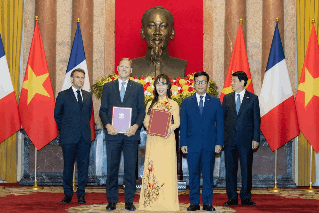 Chủ tịch Hội đồng quản trị VietJet Air Nguyễn Thị Phương Thảo và Chủ tịch Airbus toàn cầu Wouter Van Wersch trao đổi Hợp đồng mua bán 20 tàu bay thân rộng A330-900 giữa Vietjet và Airbus. Chủ tịch Hội đồng quản trị VietJet Air Nguyễn Thị Phương Thảo và Chủ tịch Airbus toàn cầu Wouter Van Wersch trao đổi Hợp đồng mua bán 20 tàu bay thân rộng A330-900 giữa Vietjet và Airbus.