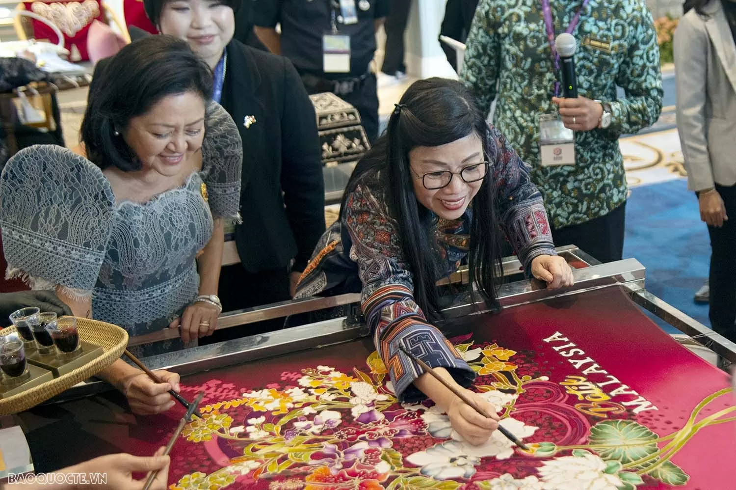 Phu nhân Thủ tướng Chính phủ Việt Nam Lê Thị Bích Trân dự chương trình Phu nhân Hội nghị Cấp cao ASEAN lần thứ 46 Chương trình Phu nhân Hội nghị cấp cao ASEAN 46 góp phần lan tỏa giá trị ASEAN