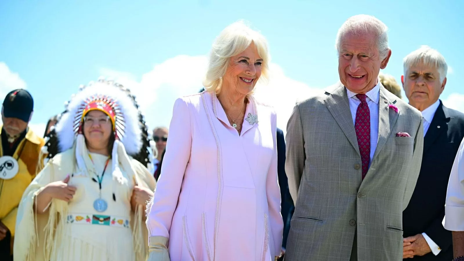 Vua Charles III và Hoàng hậu Camilla khi họ đến Sân bay Ottawa. Ảnh: PA