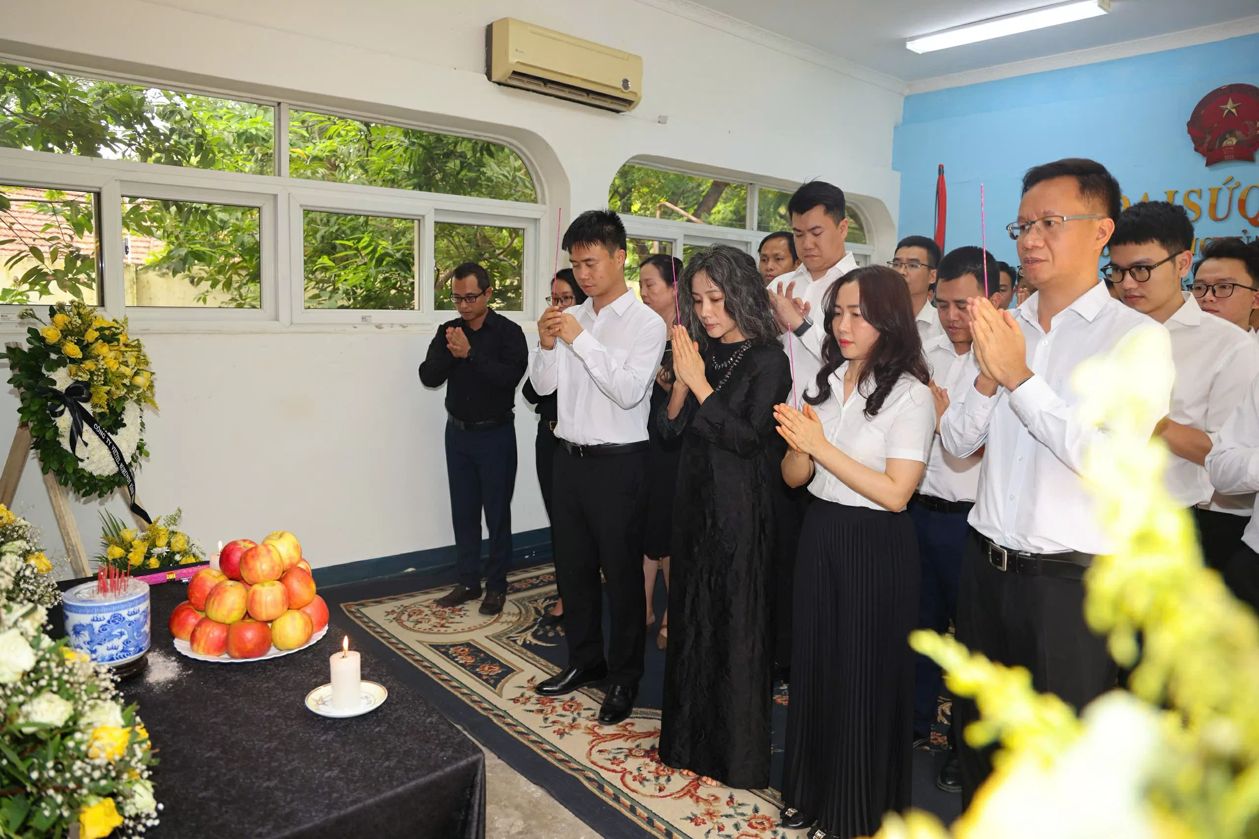 Đại sứ quán Việt Nam tại Tanzania mở sổ tang tưởng niệm nguyên Chủ tịch nước Trần Đức Lương Đại sứ quán Việt Nam tại Tanzania mở sổ tang tưởng niệm nguyên Chủ tịch nước Trần Đức Lương