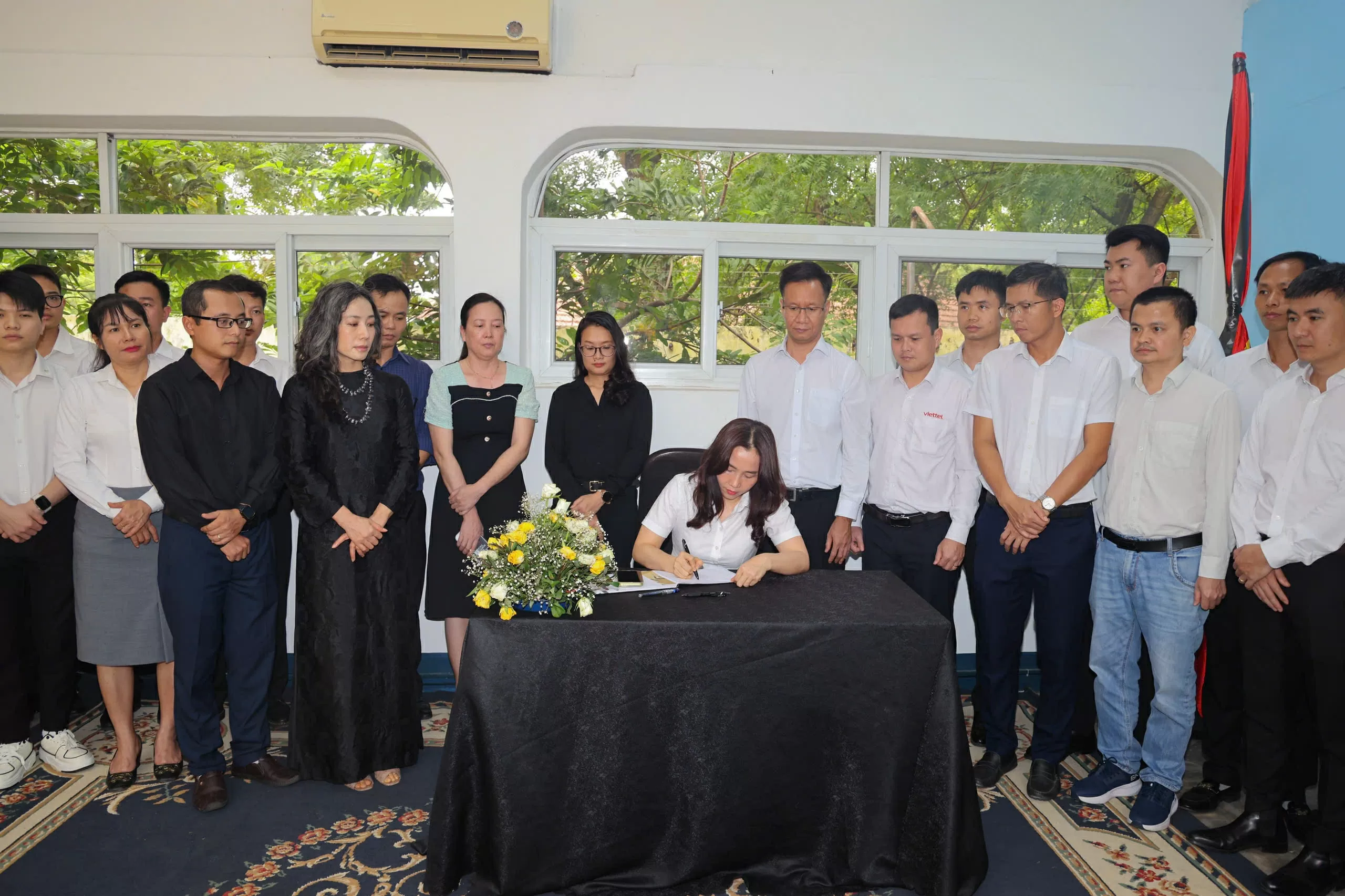 Đại sứ quán Việt Nam tại Tanzania mở sổ tang tưởng niệm nguyên Chủ tịch nước Trần Đức Lương Đại sứ quán Việt Nam tại Tanzania mở sổ tang tưởng niệm nguyên Chủ tịch nước Trần Đức Lương