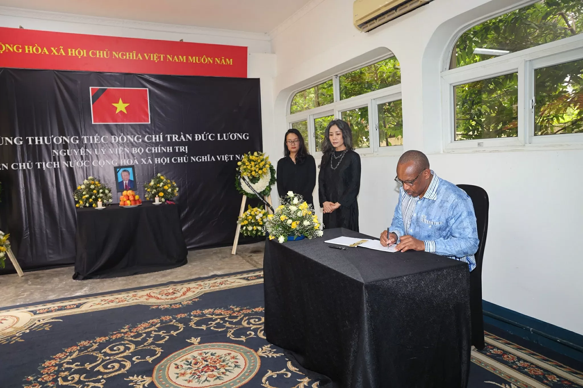 Đại sứ Rwanda Gen Pasicu Nyawwahfghi sổ tang. (Nguồn: Đại sứ quán Việt Nam tại Tanzania)