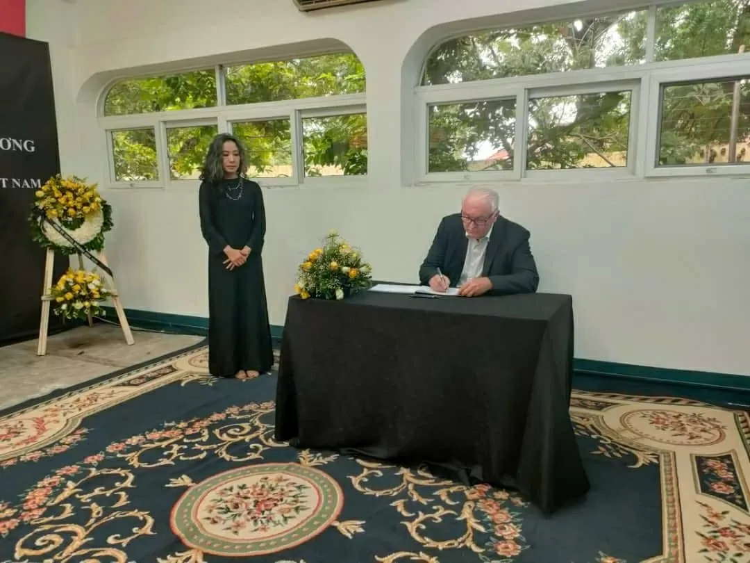 Đại sứ quán Việt Nam tại Tanzania mở sổ tang tưởng niệm nguyên Chủ tịch nước Trần Đức Lương Đại sứ quán Việt Nam tại Tanzania mở sổ tang tưởng niệm nguyên Chủ tịch nước Trần Đức Lương