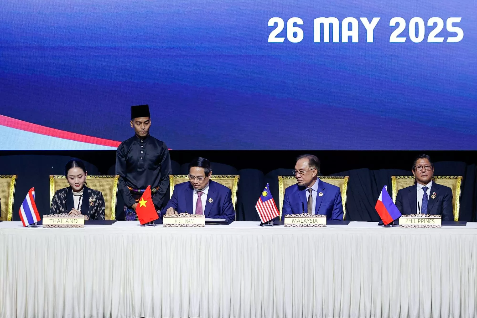 Thủ tướng Phạm Minh Chính cùng các nhà lãnh đạo ký Tuyên bố 'ASEAN 2045' Thủ tướng Phạm Minh Chính cùng các nhà lãnh đạo ký Tuyên bố 'ASEAN 2045'