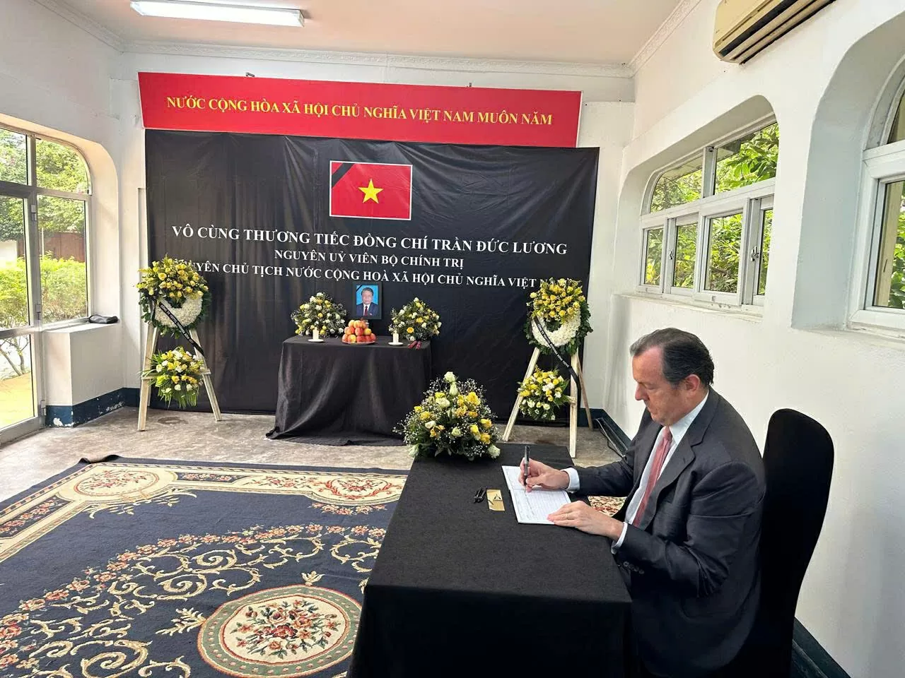 Đại sứ quán Việt Nam tại Tanzania mở sổ tang tưởng niệm nguyên Chủ tịch nước Trần Đức Lương Đại sứ quán Việt Nam tại Tanzania mở sổ tang tưởng niệm nguyên Chủ tịch nước Trần Đức Lương