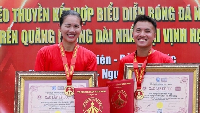 Kình ngư Ánh Viên và VĐV tâng bóng nghệ thuật Đỗ Kim Phúc cùng nhau lập kỷ lục Việt Nam