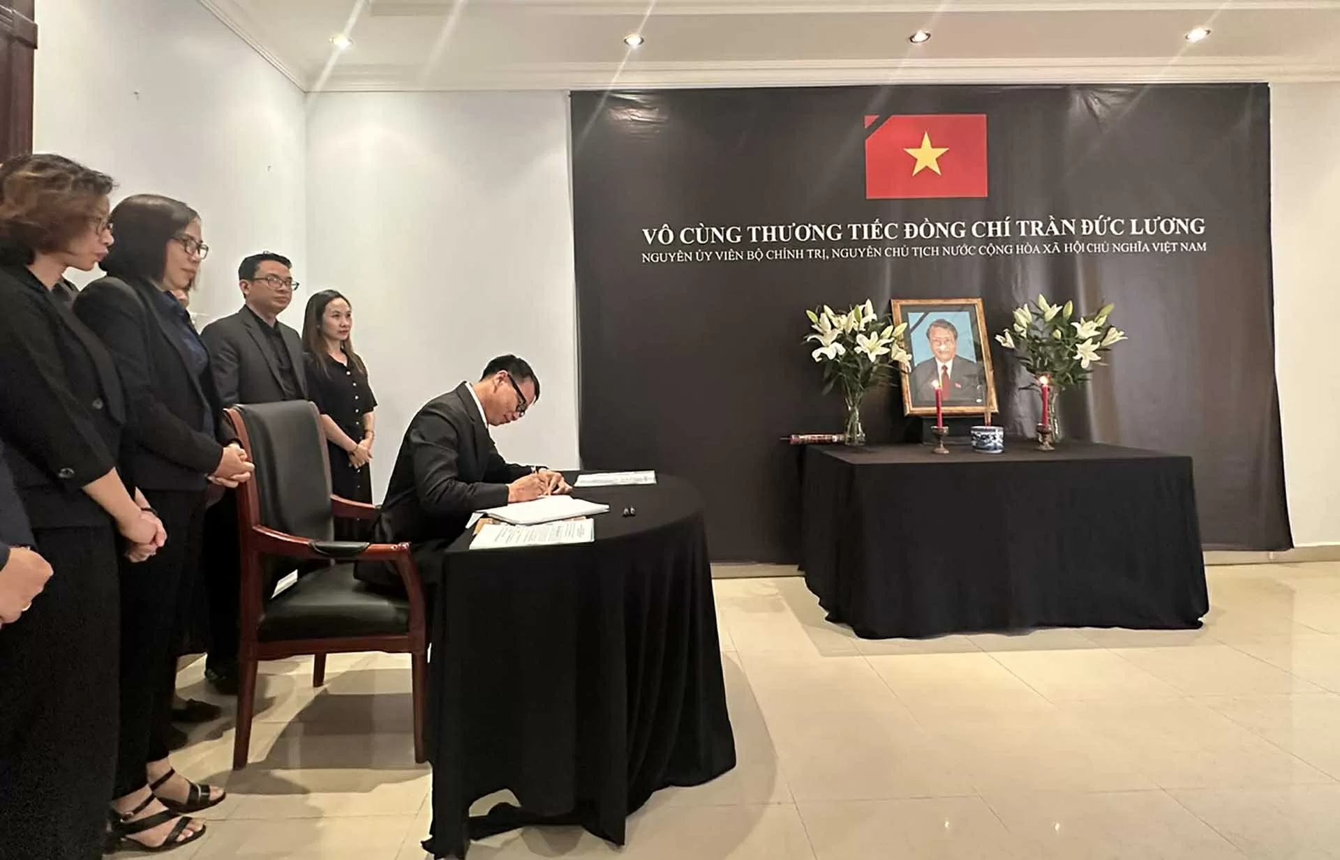 Đại sứ quán Việt Nam tại Qatar tổ chức Lễ viếng nguyên Chủ tịch nước Trần Đức Lương Đại sứ quán Việt Nam tại Qatar tổ chức Lễ viếng nguyên Chủ tịch nước Trần Đức Lương