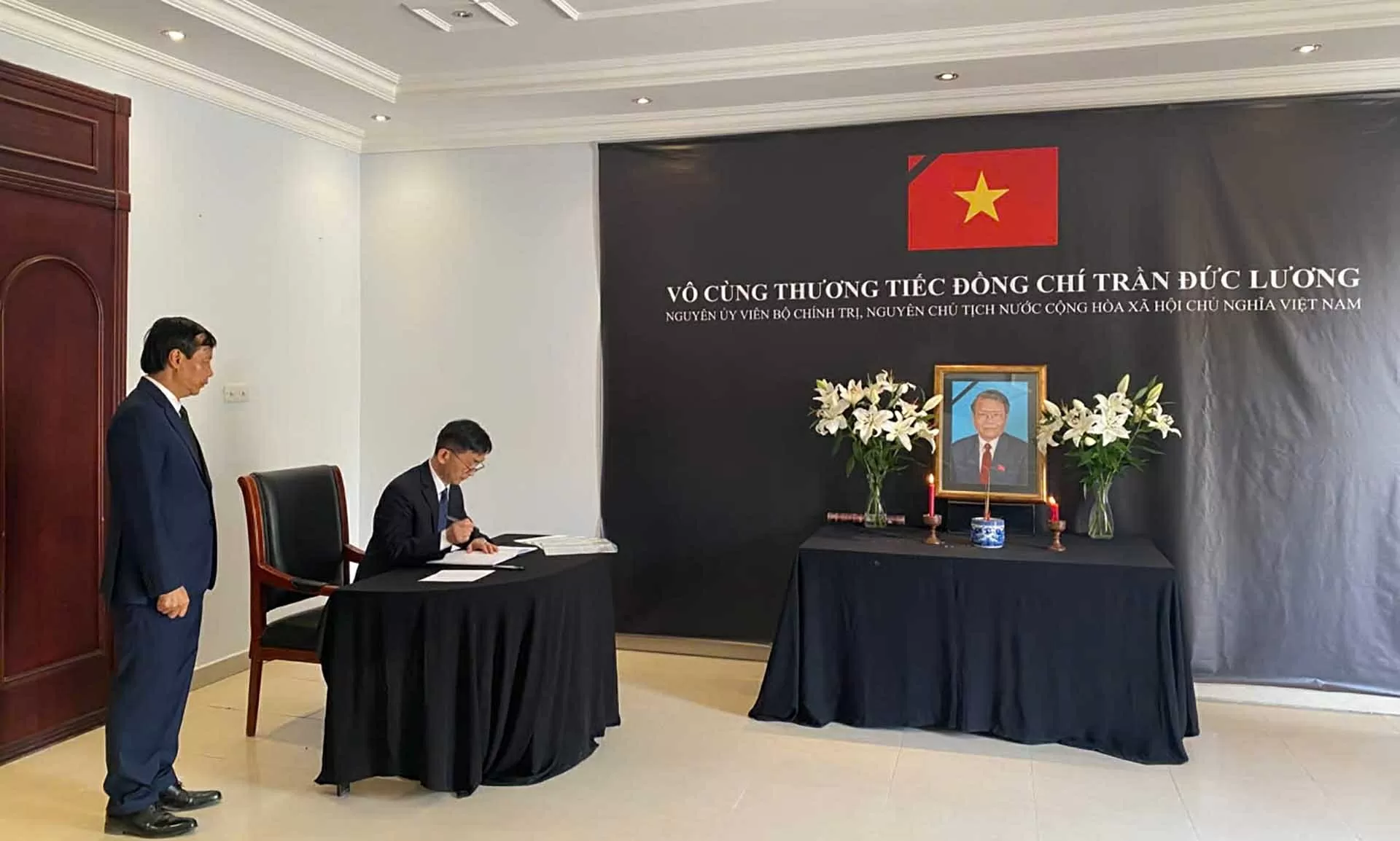 Đại sứ quán Việt Nam tại Qatar tổ chức Lễ viếng nguyên Chủ tịch nước Trần Đức Lương Đại sứ quán Việt Nam tại Qatar tổ chức Lễ viếng nguyên Chủ tịch nước Trần Đức Lương