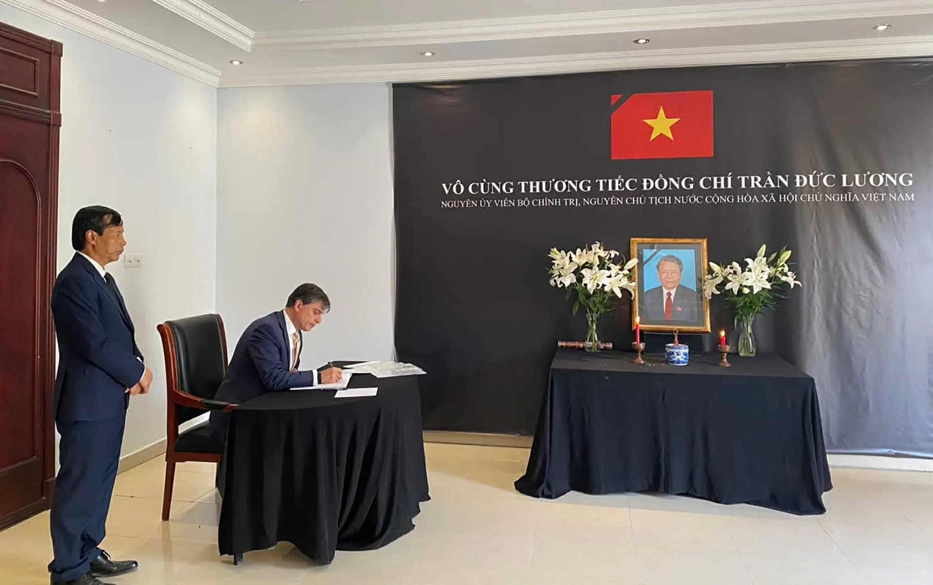 Đại sứ quán Việt Nam tại Qatar tổ chức Lễ viếng nguyên Chủ tịch nước Trần Đức Lương Đại sứ quán Việt Nam tại Qatar tổ chức Lễ viếng nguyên Chủ tịch nước Trần Đức Lương