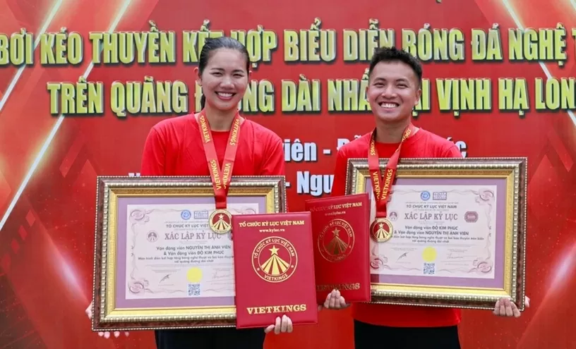 Kình ngư Ánh Viên và VĐV tâng bóng nghệ thuật Đỗ Kim Phúc cùng nhau lập kỷ lục Việt Nam