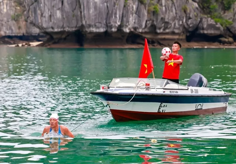 Kình ngư Ánh Viên và VĐV tâng bóng nghệ thuật Đỗ Kim Phúc cùng nhau lập kỷ lục Việt Nam