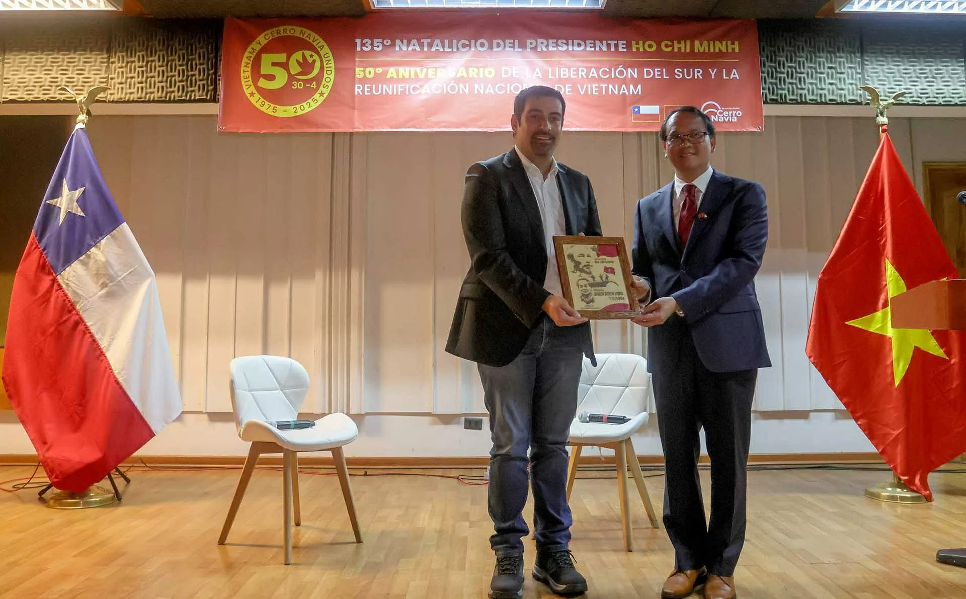 Kỷ niệm 135 năm Ngày sinh Chủ tịch Hồ Chí Minh và 50 năm Giải phóng miền Nam tại Chile Kỷ niệm 135 năm Ngày sinh Chủ tịch Hồ Chí Minh và 50 năm Giải phóng miền Nam tại Chile