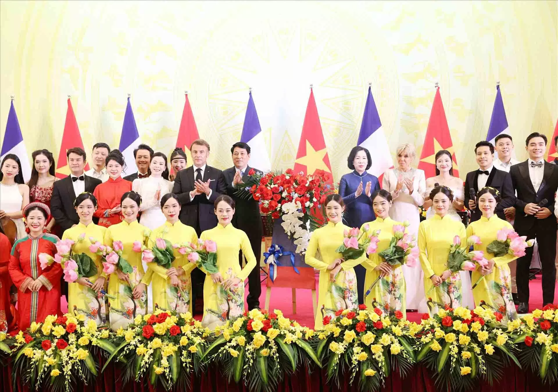 Chủ tịch nước Lương Cường và Phu nhân cùng Tổng thống Pháp Emmanuel Macron và Phu nhân với các nghệ sĩ biểu diễn tại tiệc chiêu đãi. (Nguồn: TTXVN) Chủ tịch nước Lương Cường và Phu nhân cùng Tổng thống Pháp Emmanuel Macron và Phu nhân với các nghệ sĩ biểu diễn tại tiệc chiêu đãi. (Nguồn: TTXVN)