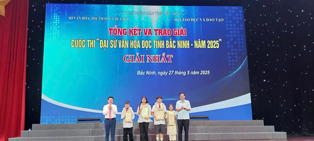 Ban tổ chức trao giải Nhất Đại sứ Văn hoá đọc cho các thí sinh.