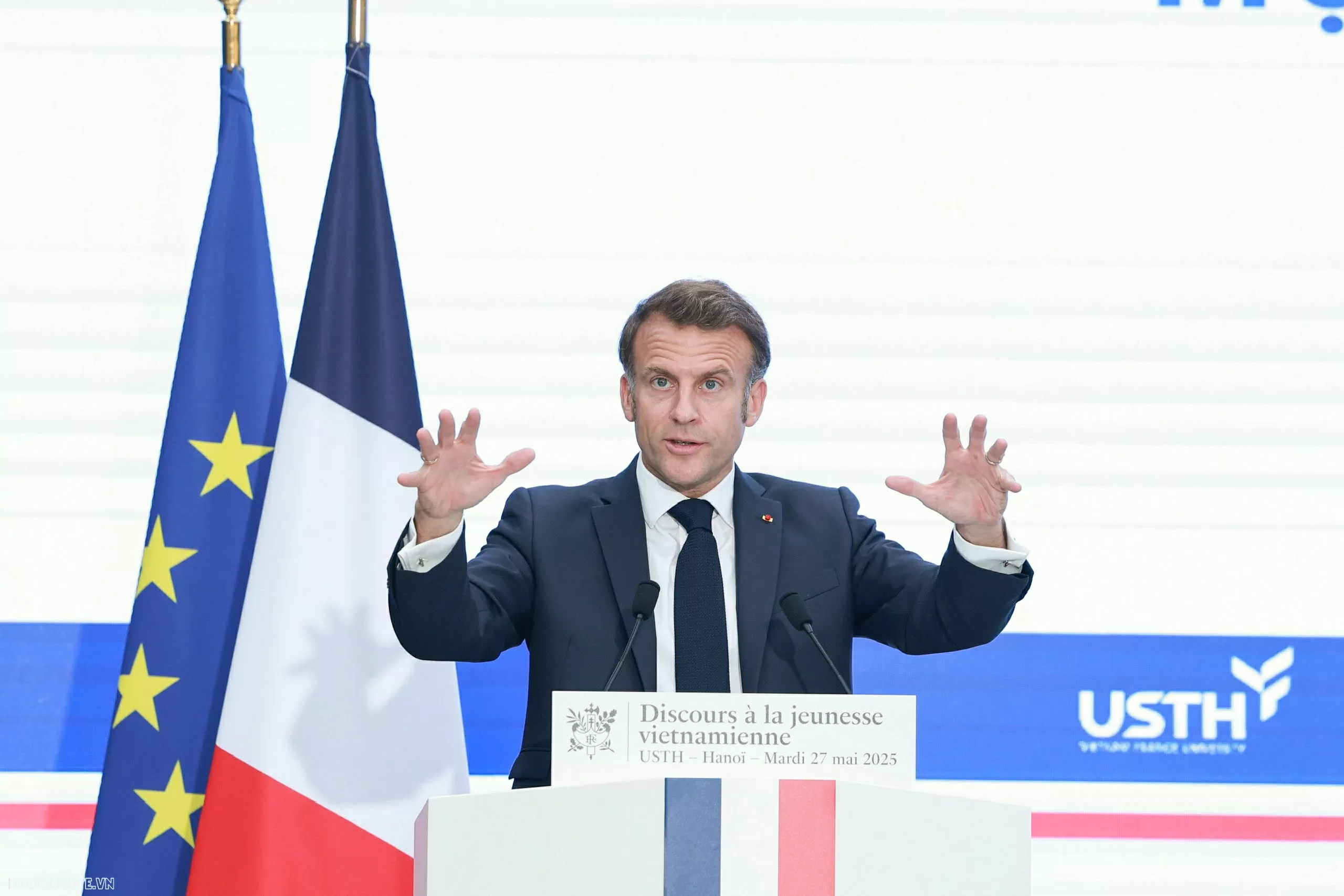 Những hình ảnh bận rộn của Tổng thống Pháp Emmanuel Macron và Phu nhân tại Việt Nam