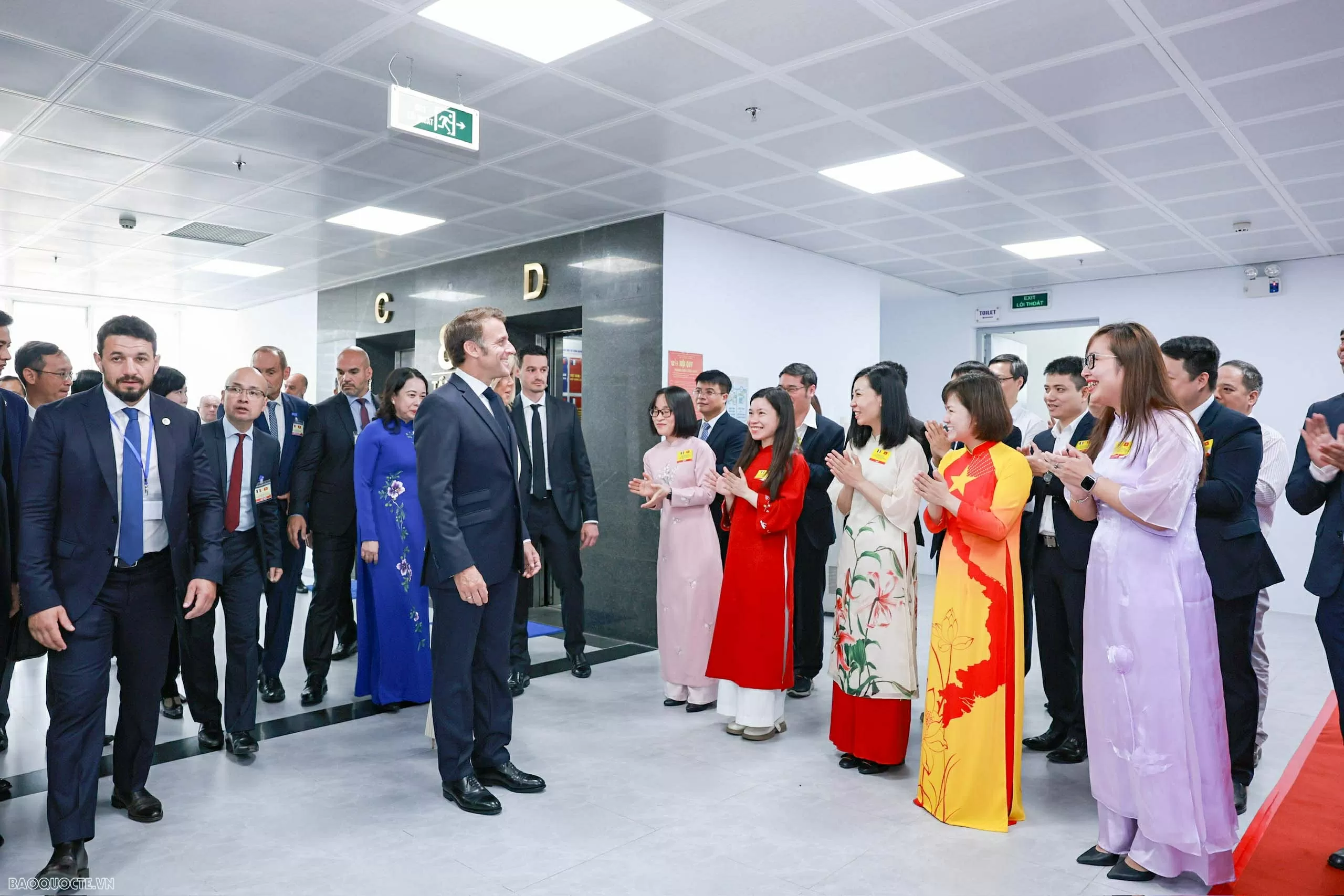 Những hình ảnh bận rộn của Tổng thống Pháp Emmanuel Macron và Phu nhân tại Việt Nam