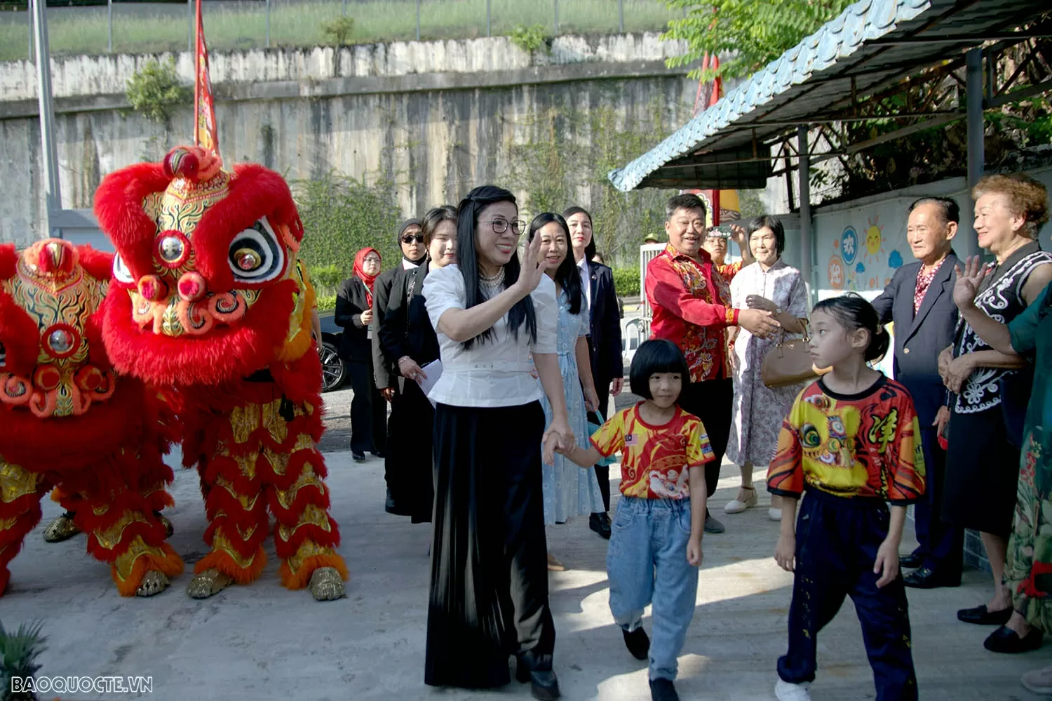 Phu nhân Lê Thị Bích Trân thăm Trung tâm bảo trợ trẻ em Jing Sun