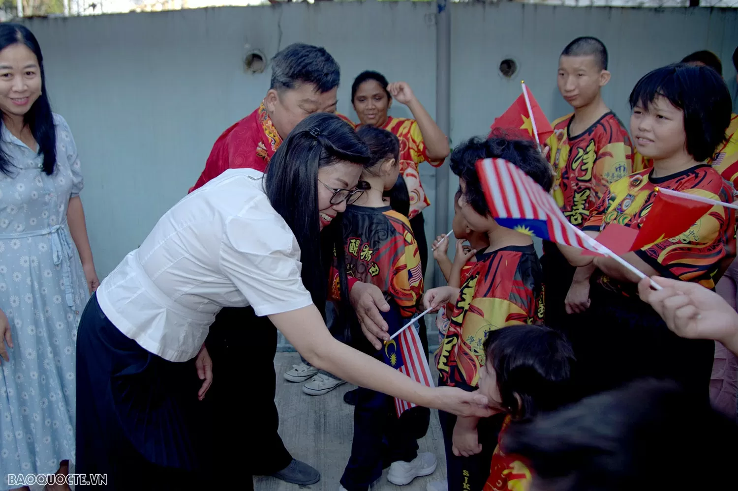 Phu nhân Lê Thị Bích Trân thăm Trung tâm bảo trợ trẻ em Jing Sun