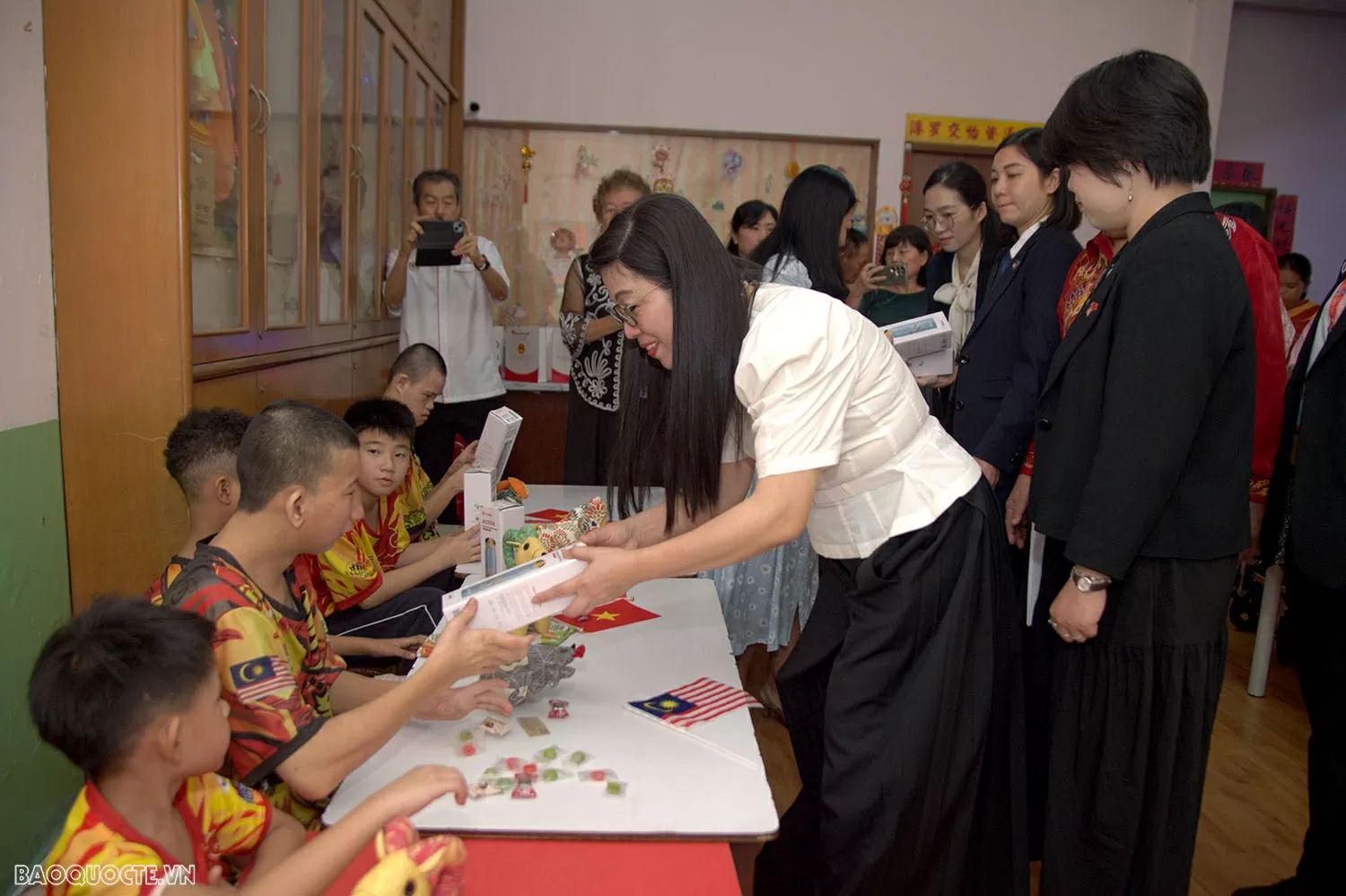 Phu nhân Lê Thị Bích Trân thăm Trung tâm bảo trợ trẻ em Jing Sun