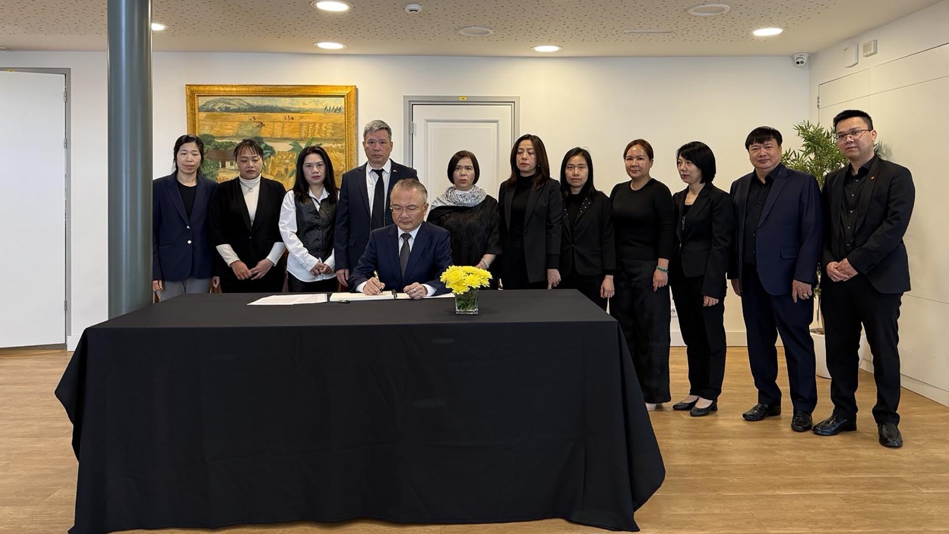 dai su quan viet nam tai ha lan mo so tang va to chuc le vieng nguyen chu tich nuoc tran duc luong