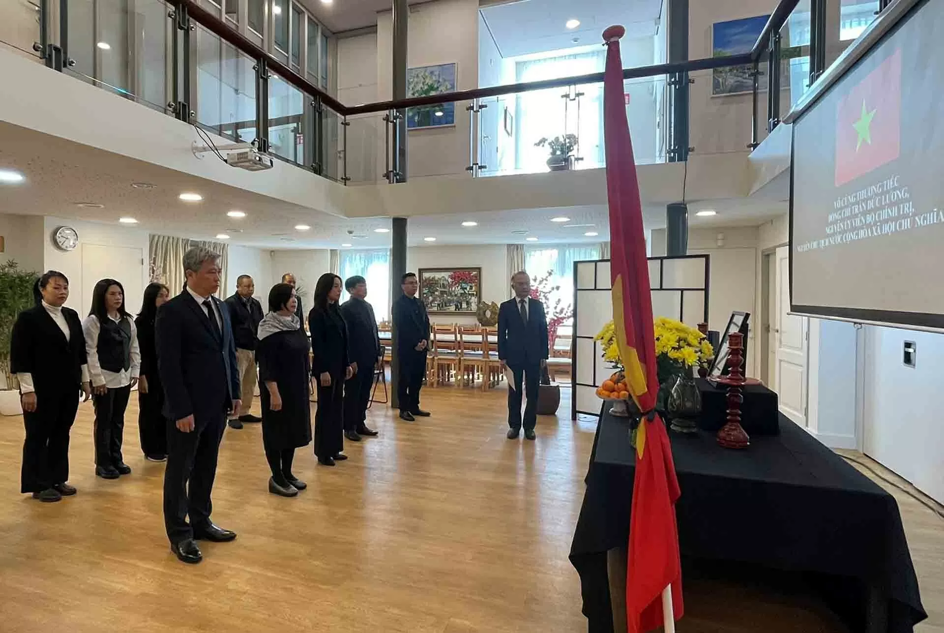 Đại sứ quán Việt Nam tại Hà Lan mở sổ tang và tổ chức Lễ viếng nguyên Chủ tịch nước Trần Đức Lương Đại sứ quán Việt Nam tại Hà Lan mở sổ tang và tổ chức Lễ viếng nguyên Chủ tịch nước Trần Đức Lương