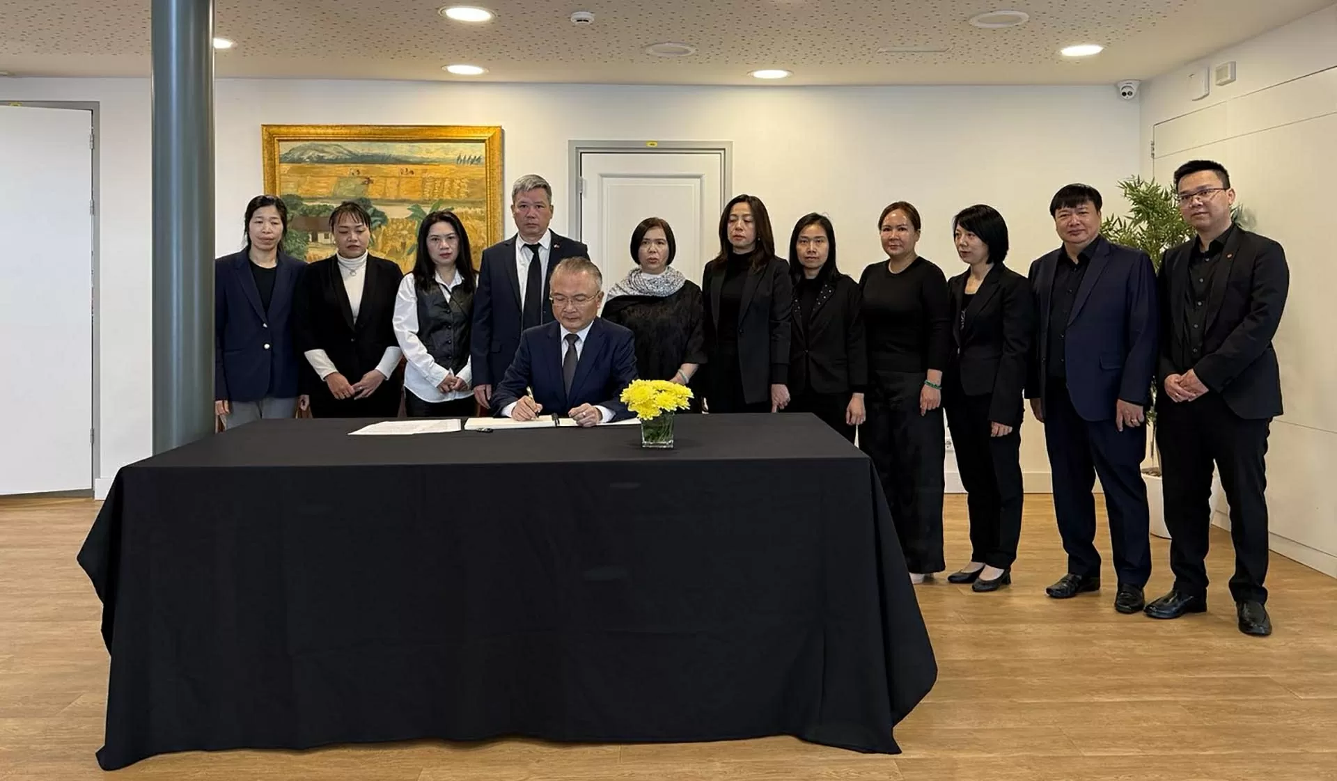 Đại sứ quán Việt Nam tại Hà Lan mở sổ tang và tổ chức Lễ viếng nguyên Chủ tịch nước Trần Đức Lương Đại sứ quán Việt Nam tại Hà Lan mở sổ tang và tổ chức Lễ viếng nguyên Chủ tịch nước Trần Đức Lương