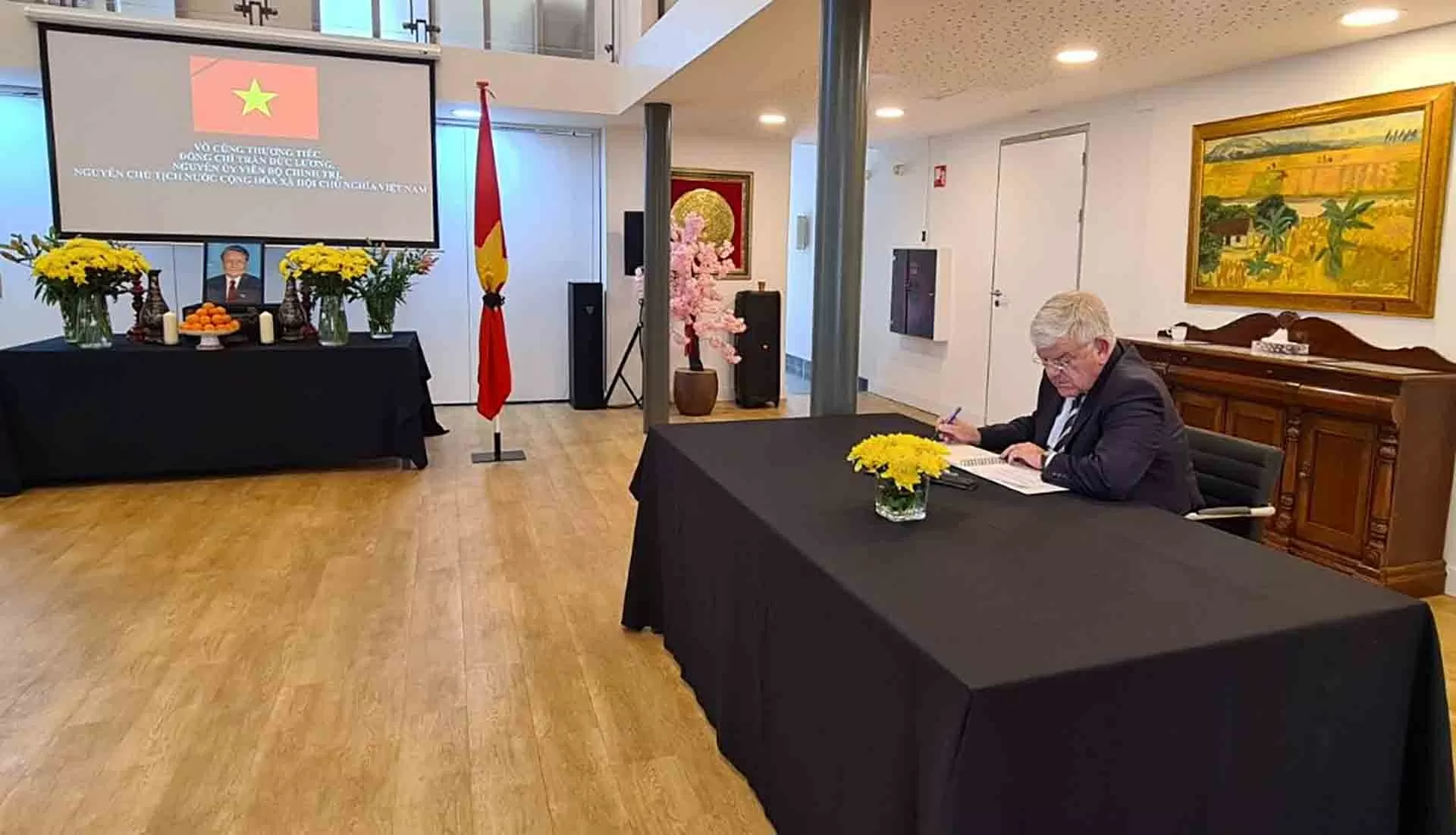 Đại sứ quán Việt Nam tại Hà Lan mở sổ tang và tổ chức Lễ viếng nguyên Chủ tịch nước Trần Đức Lương