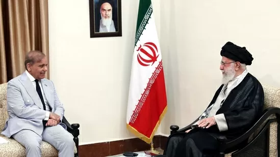 Lãnh tụ tối cao Iran, Đại giáo chủ Ali Khamenei gặp Thủ tướng Pakistan Shehbaz Sharif tại Tehran. (REUTERS)
