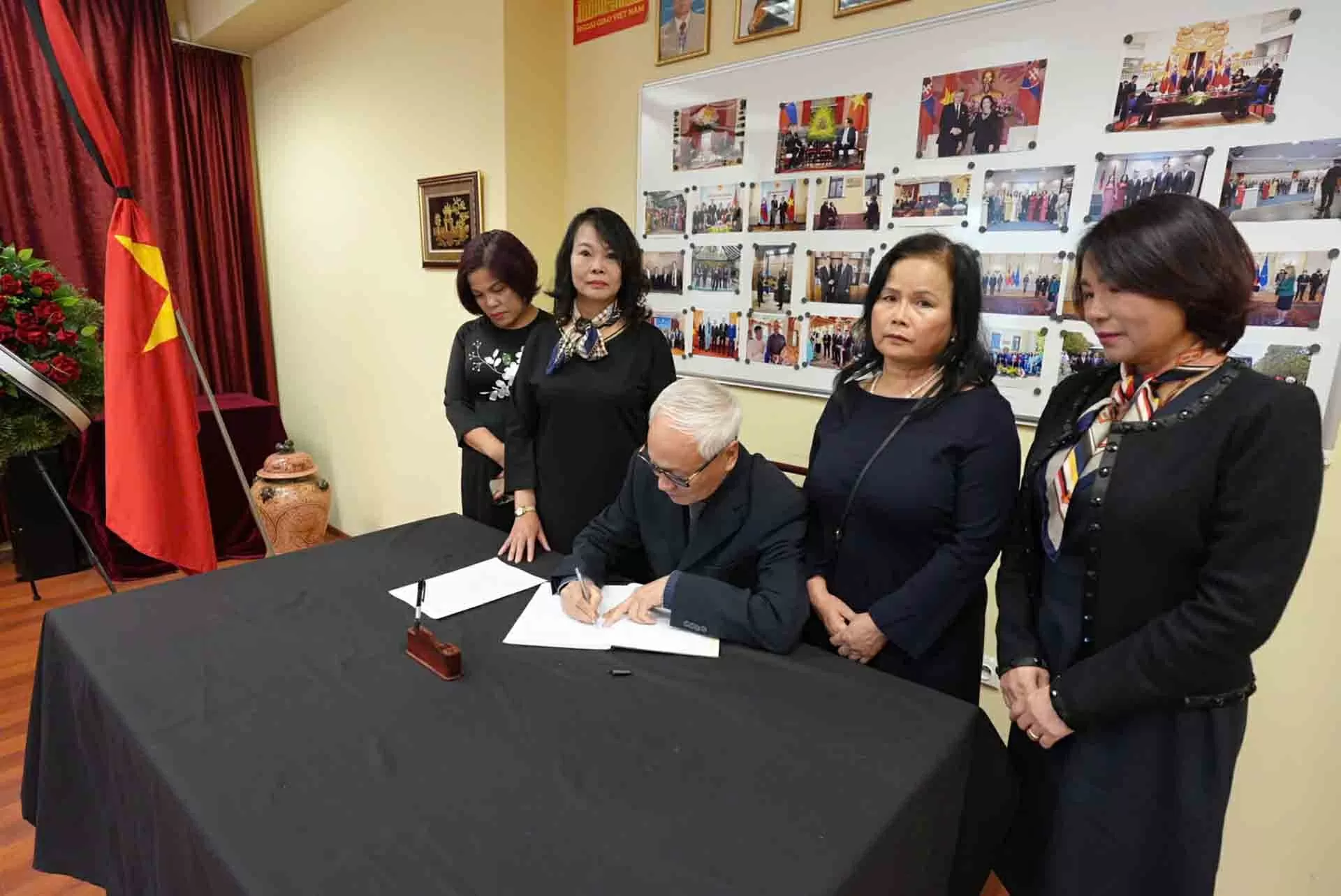 Tổ chức Lễ viếng và mở sổ tang nguyên Chủ tịch nước Trần Đức Lương tại Slovakia