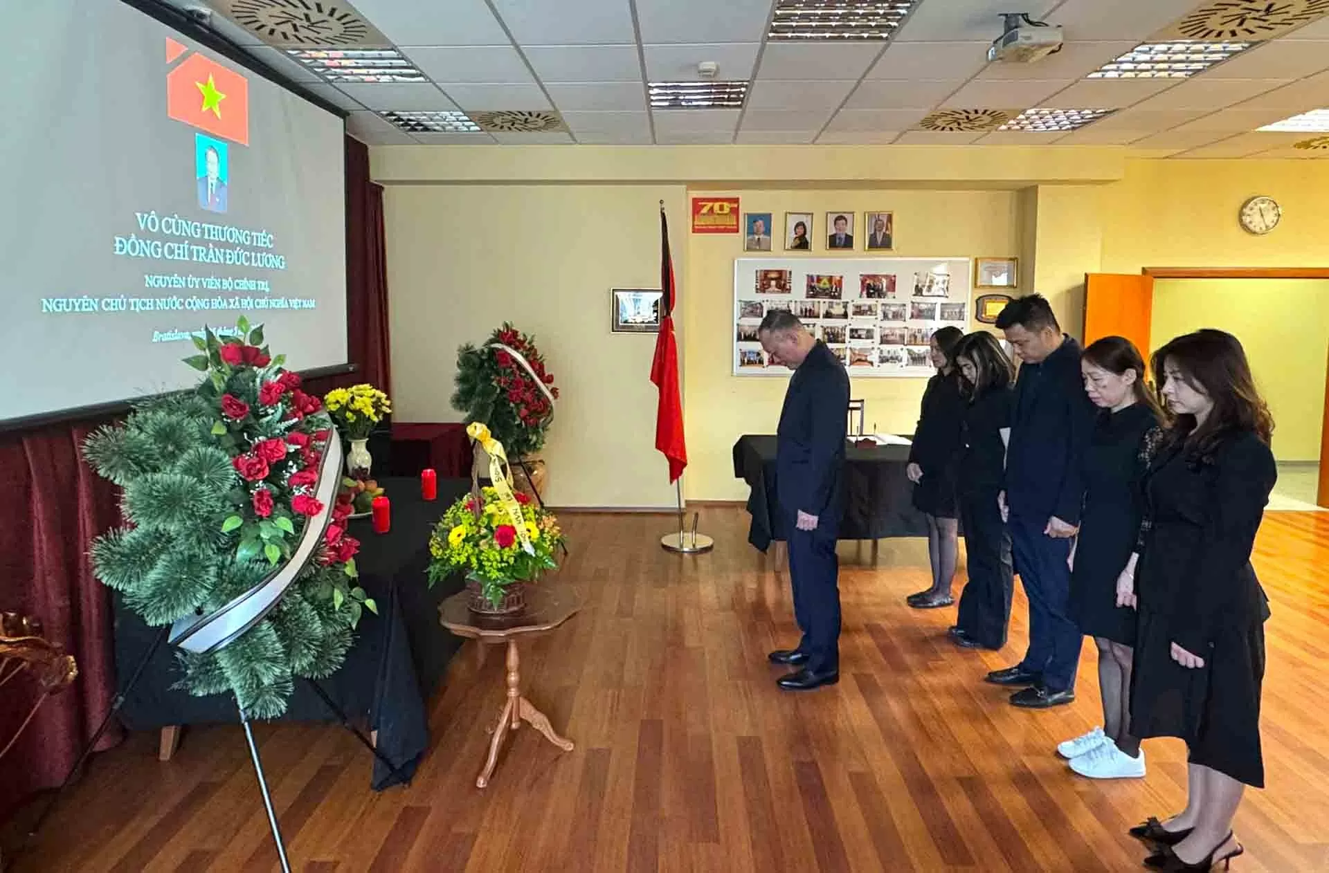 Tổ chức Lễ viếng và mở sổ tang nguyên Chủ tịch nước Trần Đức Lương tại Slovakia