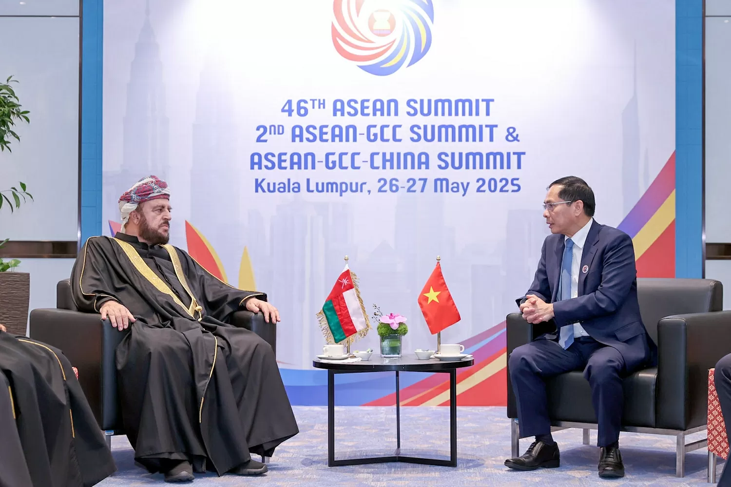 Phó Thủ tướng, Bộ trưởng Ngoại giao Bùi Thanh Sơn gặp Phó Thủ tướng Oman Phó Thủ tướng Bùi Thanh Sơn gặp Phó Thủ tướng Oman