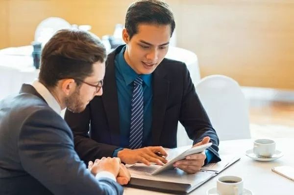 Chuyên viên tư vấn là gì? Tìm hiểu vai trò và cơ hội nghề nghiệp Chuyên viên tư vấn là gì? Tìm hiểu vai trò và cơ hội nghề nghiệp