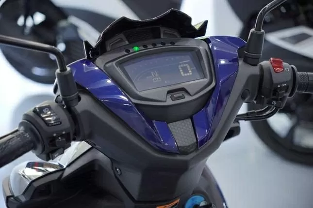 Yamaha Y15ZR SE được trang bị bảng đồng hồ LCD