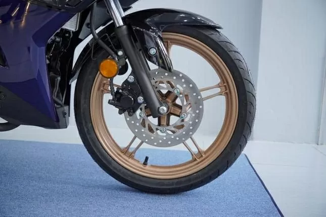 Bánh trước của Yamaha Y15ZR SE đi kèm phanh đĩa thủy lực đường kính 245 mm