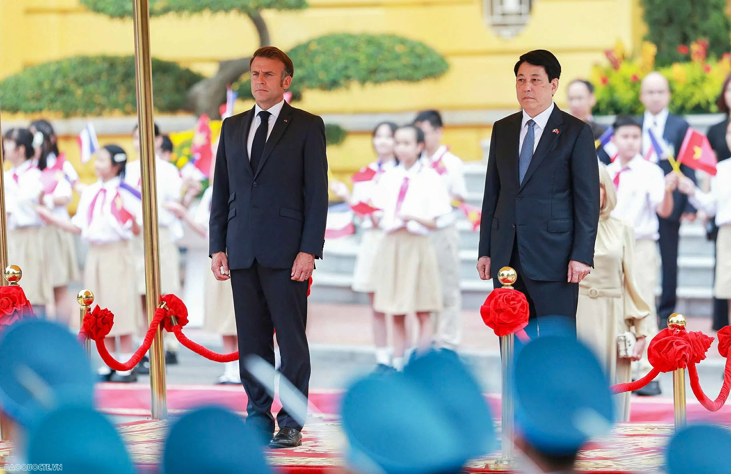 Những hình ảnh bận rộn của Tổng thống Pháp Emmanuel Macron và Phu nhân tại Việt Nam