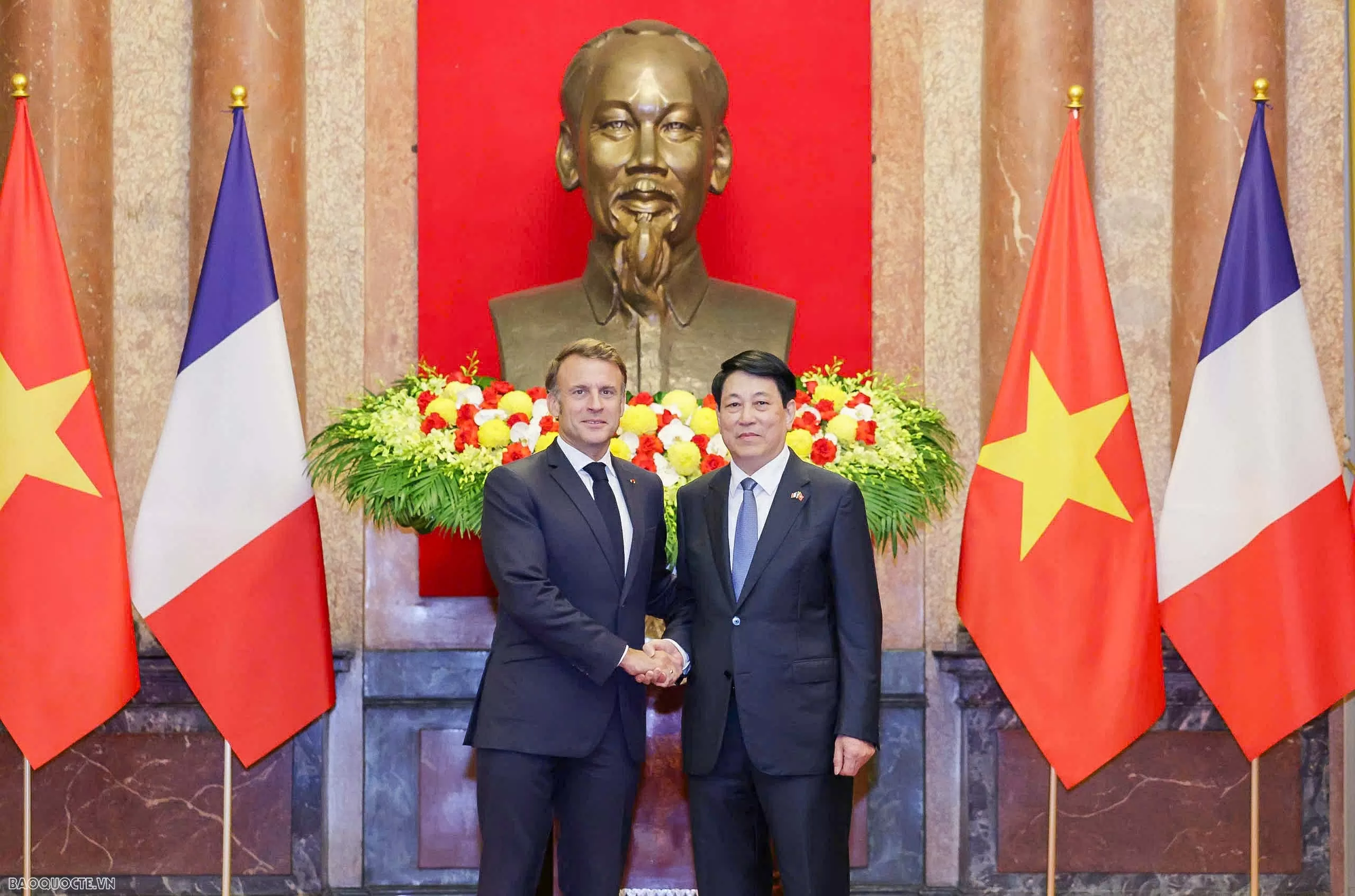 Những hình ảnh bận rộn của Tổng thống Pháp Emmanuel Macron và Phu nhân tại Việt Nam
