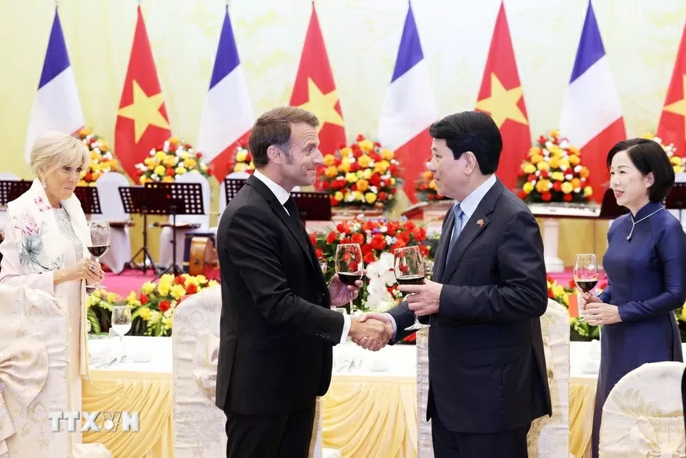 Những hình ảnh bận rộn của Tổng thống Pháp Emmanuel Macron và Phu nhân tại Việt Nam