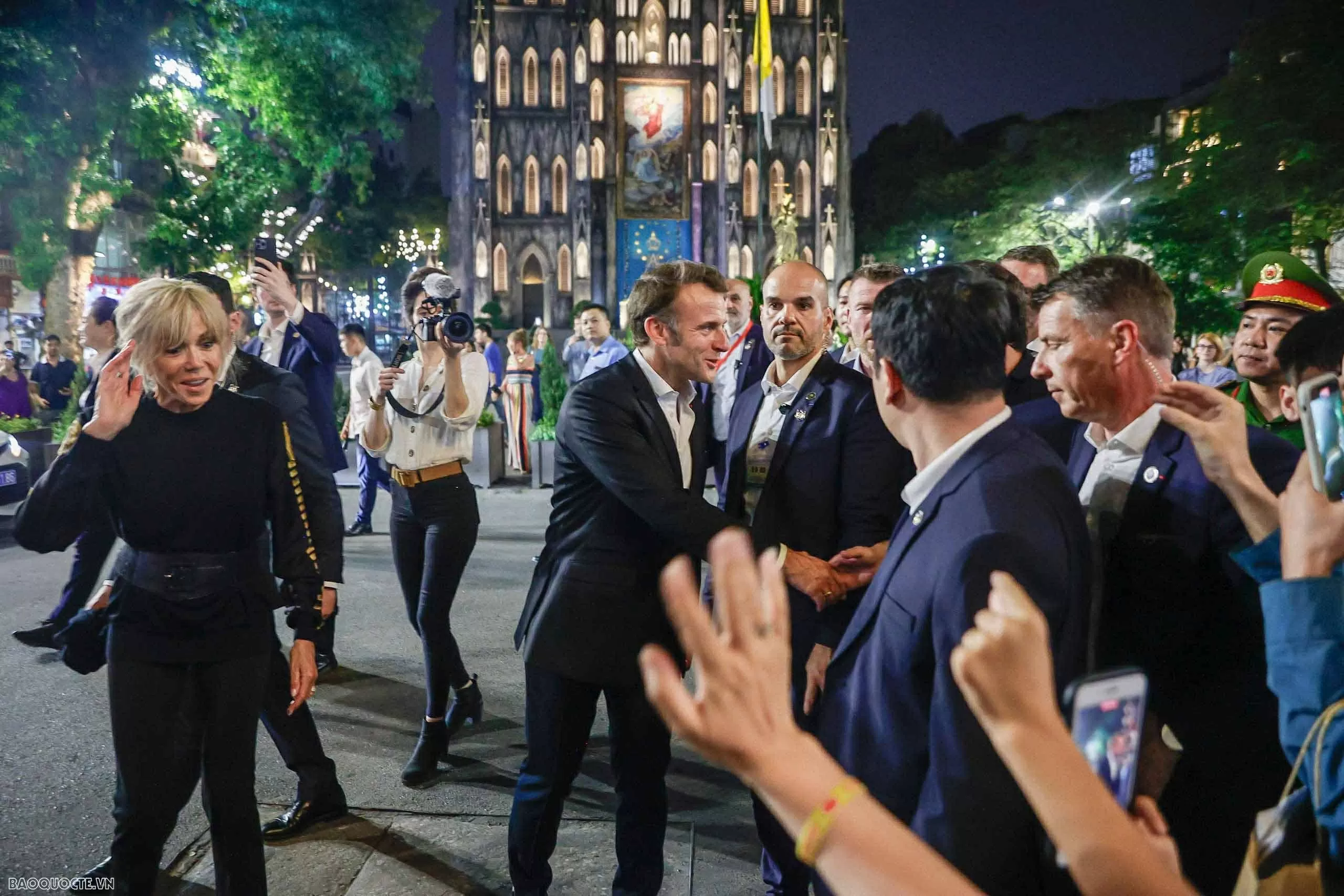 Những hình ảnh bận rộn của Tổng thống Pháp Emmanuel Macron và Phu nhân tại Việt Nam