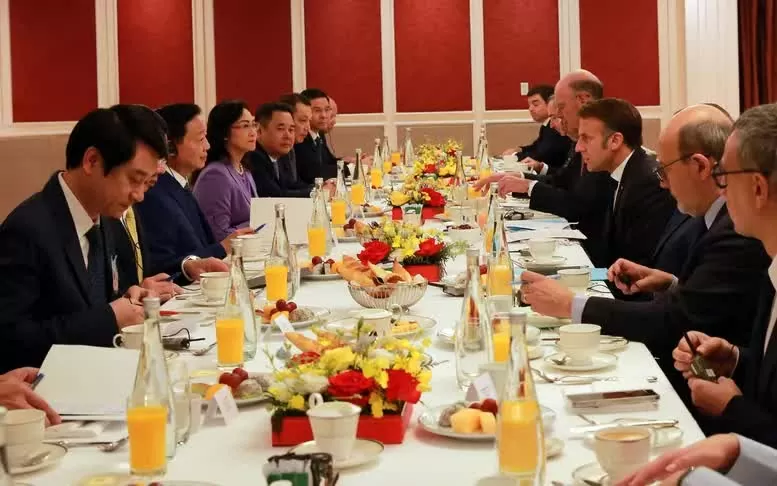 Những hình ảnh bận rộn của Tổng thống Pháp Emmanuel Macron và Phu nhân tại Việt Nam
