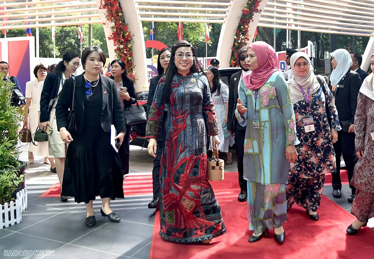 Phu nhân Thủ tướng Chính phủ Lê Thị Bích Trân tham dự chương trình triển lãm trong khuôn khổ Hội nghị Cấp cao ASEAN lần thứ 46 Phu nhân Thủ tướng Chính phủ Phạm Minh Chính tham dự chương trình triển lãm trong khuôn khổ Hội nghị cấp cao ASEAN 46